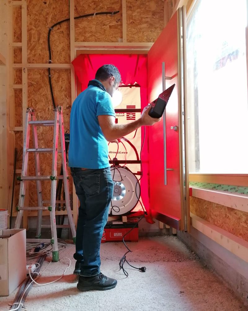 L'arch. Mario Grimaudo durante un blower door test per misurare la tenuta all'aria di un edificio