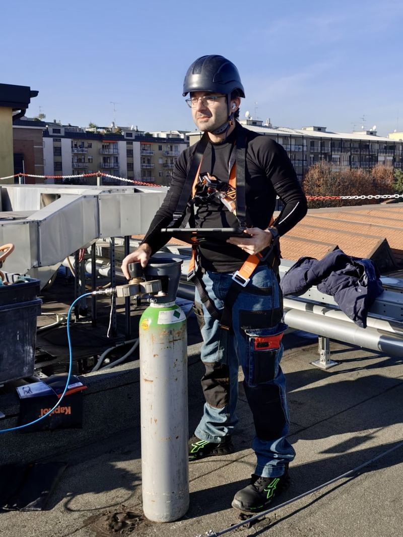 Arch. Mario Grimaudo in copertura durante una ricerca perdite con gas tracciante