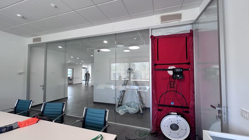 Blower door installata in un ufficio per la prova di tenuta all'aria