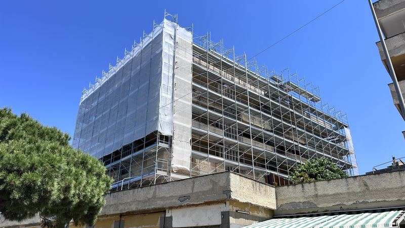 Condominio con ponteggio durante il rifacimento delle facciate