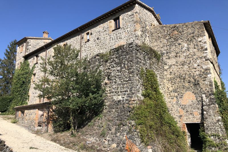Edificio storico in muratura di pietra a Borgo Botto, Orvieto, prima dell'intervento