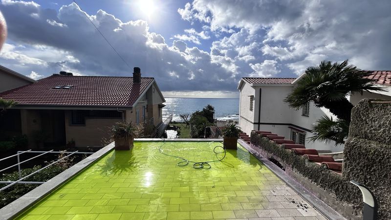 Prova di allagamento con tracciante colorato su un terrazzo a Santa Marinella